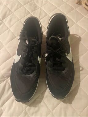 Nike men’s Waffle Debut Black/White Trainers -
Size 12